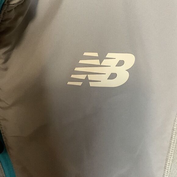 New Balance Womens Lightweight Performance Jacket Size Medium - Picture 3 of 5
